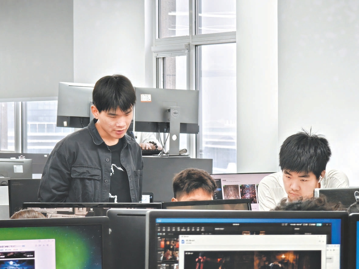 入驻企业员工协同开展AIGC影视制作。